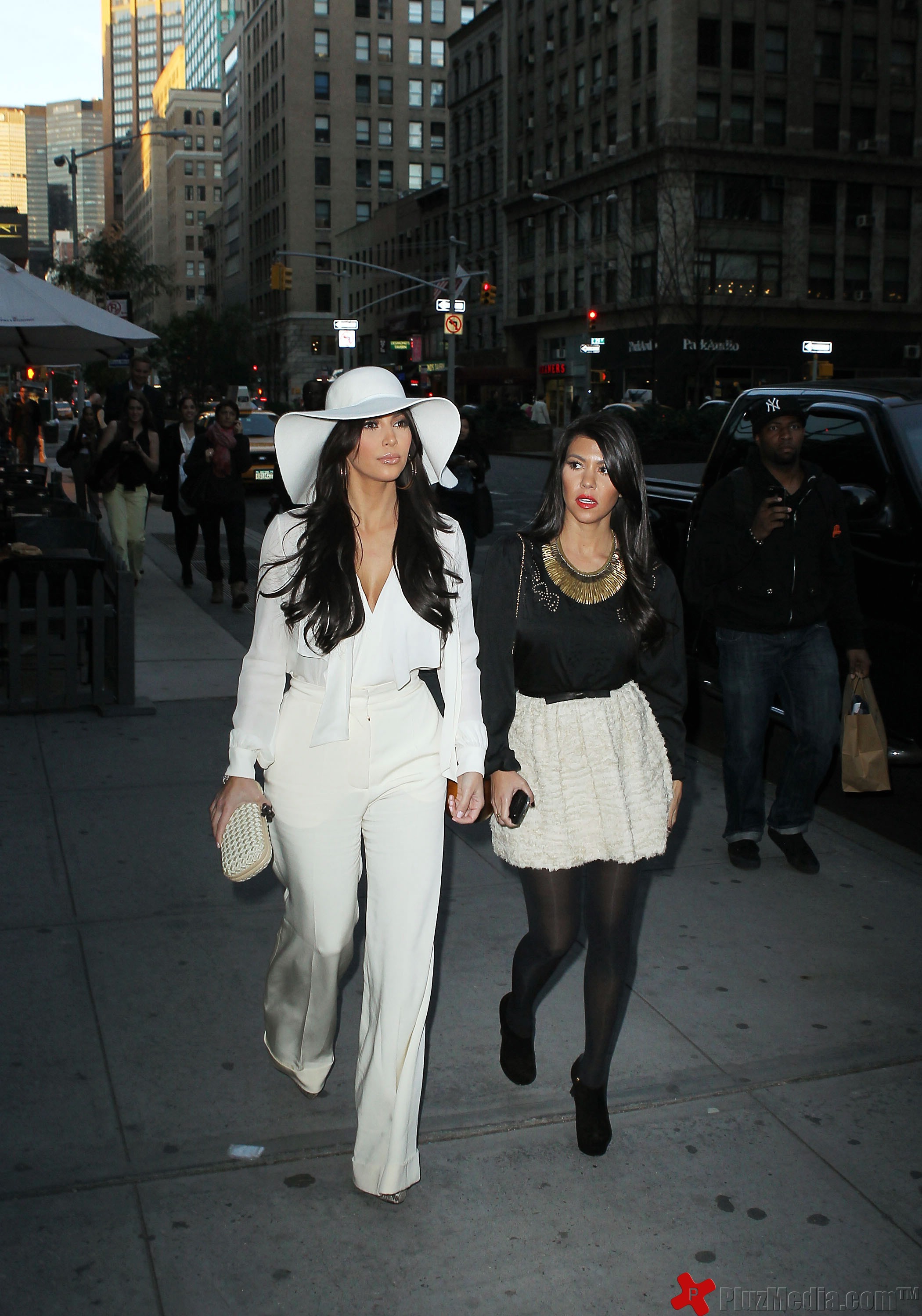 Kim Kardashian and Kourtney Kardashian walking in Manhattan - Photos | Picture 96854